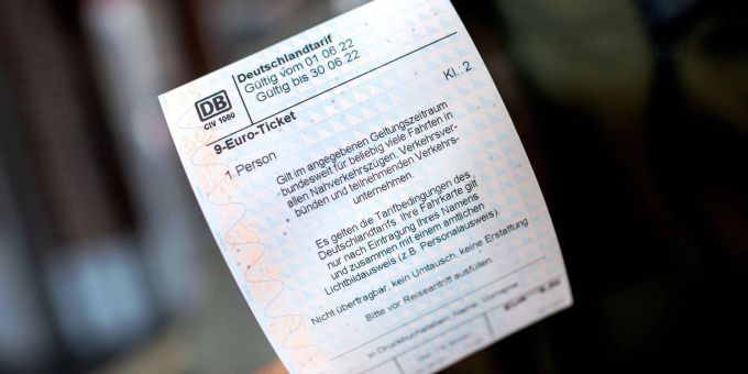 Bei einer Umfrage gaben 70 Prozent der Befragten an, dass sie eine Verlängerung des 9-Euro-Tickets über den August hinaus befürworten. 9-Euro-Ticket