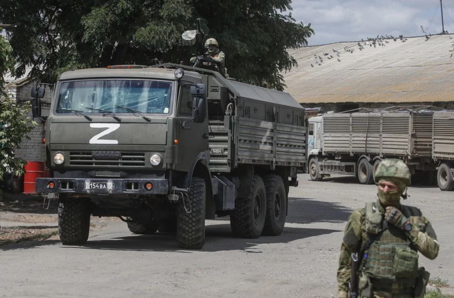 Russische Soldaten vor einem Getreide-Lager in Melitopol. (Archivbild)