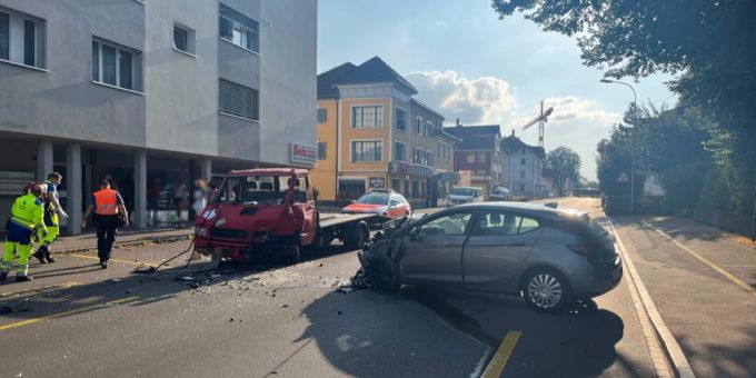 Zwei verletzte Personen nach Kollision zwischen Auto und Lieferwagen.
