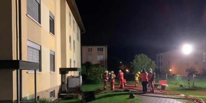 Hausbewohner wegen Kellerbrand evakuiert.
