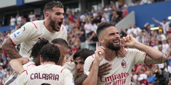 Die Mailänder Spieler feiern den Meistertitel vor den mitgereisten Fans in Sassuolo. Serie A