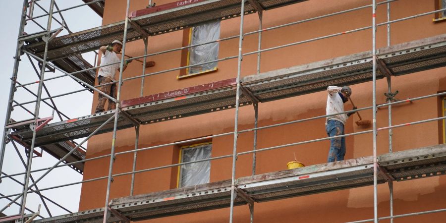 An einem Bauprojekt der Wohnungsbaugesellschaft «Stadt und Land» in der Gothaer Strasse in Berlin Marzahn-Hellersdorf wird gemalert.