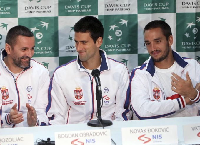 Bogdan Obradovic (l.) und Novak Djokovic (m.) kennen sich seit vielen Jahren. (Archivbild) Bogdan Obradovic