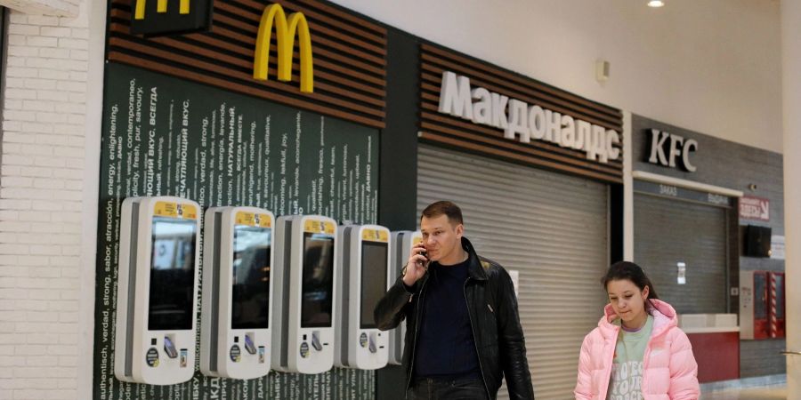 Zu Beginn des russische Angriffskrieges gegen die Ukraine hatten sich zahlreiche Grosskonzerne aus ihrem Russland-Geschäft zurückgezogen: darunter die Fast-Food-Kette McDonald's.