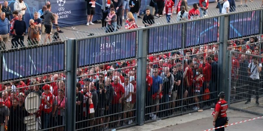 Liverpool-Fans versuchen, in das Stadion zu gelangen