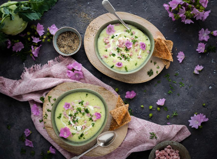 Suppe Malven Blüten lila Brot