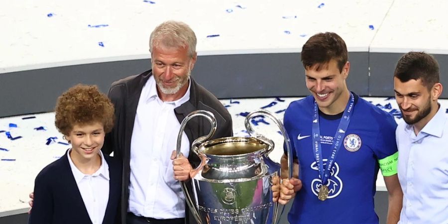 Roman Abramowitsch feiert mit Chelsea-Captain César Azpilicueta den Champions-League-Titel 2021.