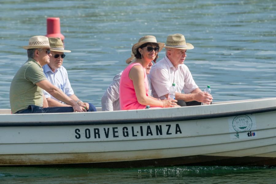 Die Bundesräte Didier Burkhalter, Johann Schneider-Ammann und Ueli Maurer (v.l.n.r.), sowie die Bundesrätin Doris Leuthard, zweite von rechts, geniessen einen Bootsausflug auf dem Lago Maggiore während der Bundesratsreise 2015, in Magadino, Locarno TI.