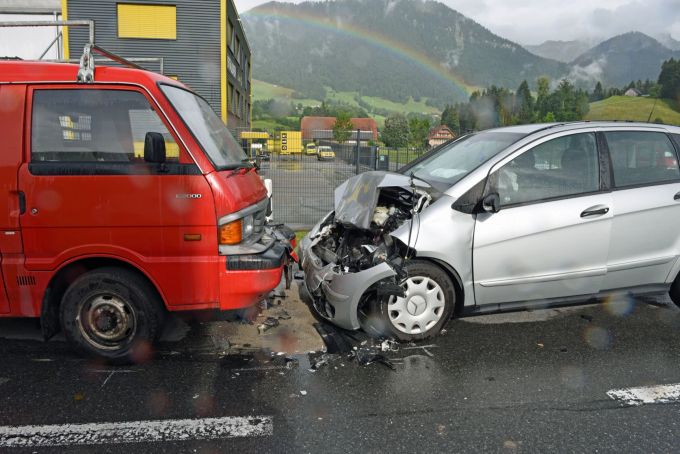 Frontalkollision zwischen zwei Personenwagen in Schüpfheim LU. Schüpfheim LU