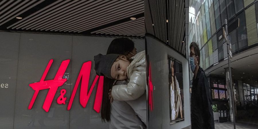 Der Modekonzern Hennes & Mauritz (H&M) sieht erste Anzeichen, dass sich die angespannte Situation in der Lieferkette schrittweise bessert. (Archivbild)