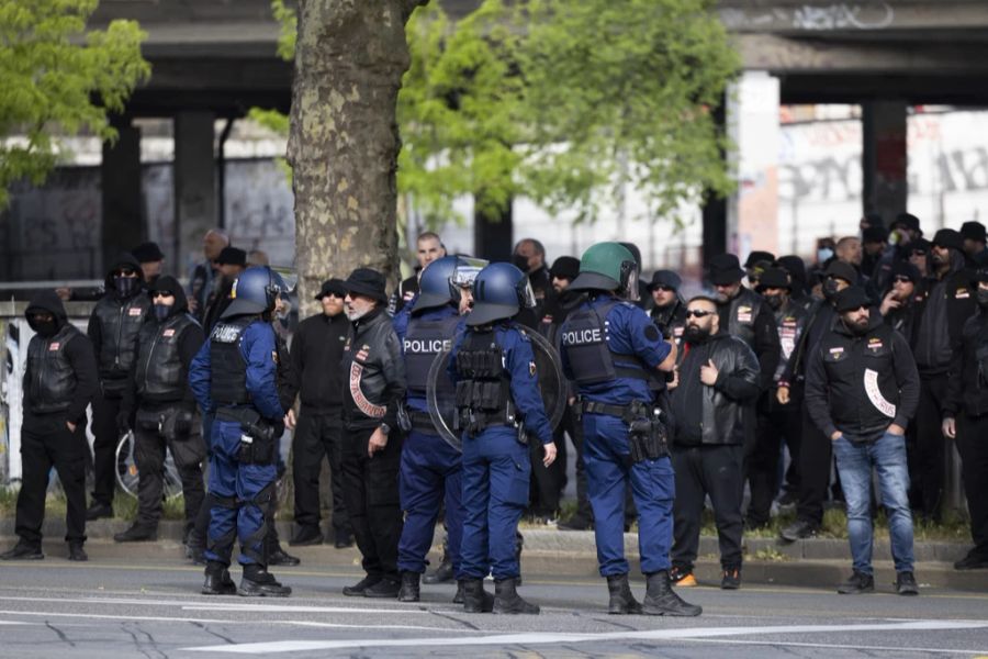 Beim Rocker-Prozess ist auch die Polizei mit einem grossen Aufgebot vor Ort.