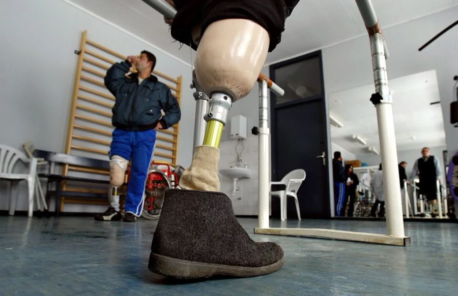 Ein Patient lernt mit einer Beinprothese zu gehen. (Symbolbild)