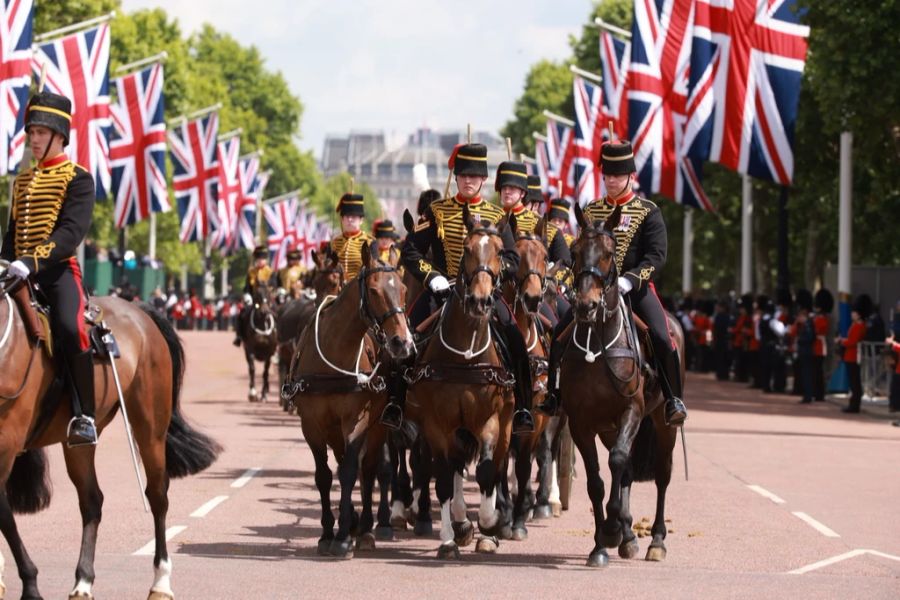 Mitglieder der königlichen Truppen heute Donnerstag bei der Parade für die Queen.