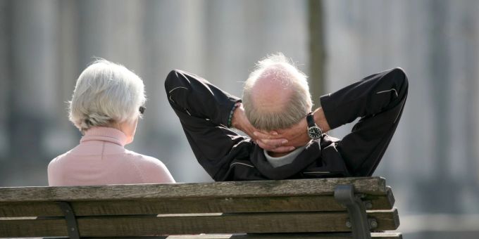 Einem 89-jährigen Rentner werden die Mittel gekürzt, weil er in einer WG wohne. Senioren sitzen auf einer Bank in Berlin und geniessen die Sonne.