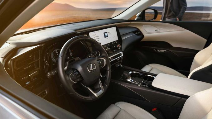 Im Gegensatz zum kleinen Bruder verzichtet der grosse Lexus RX auf das Yoke-Steuerhorn und verwendet ein klassisches Volant 2023 Lexus RX