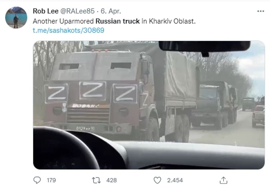 Russen-Lastwagen fahren mit einem Z durch die Ukraine.