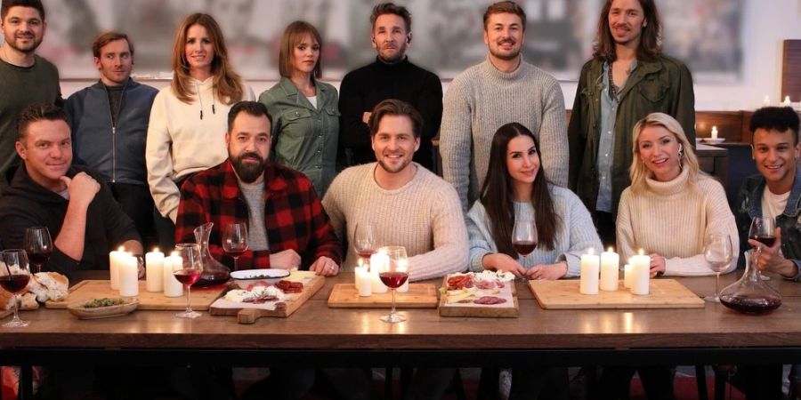 «Die Passion - Live»: Jesus (Alexander Klaws, M.) und seine Jünger (v.l.) Thomas Enns, Stefan Mross, Samuel Koch, Mareile Höppner, Petrus (Laith al Deen), Sarah Elena Timpe, Judas (Mark Keller), Nicolas Puschmann, Sila Sahin, Gil Ofarim, Anna-Carina Woitschack und Prince Damien.