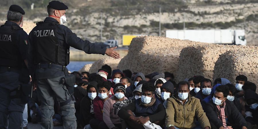 ARCHIV - Auf Lampedusa sind innerhalb kurzer Zeit viele Migranten angekommen. Foto: Salvatore Cavalli/AP/dpa