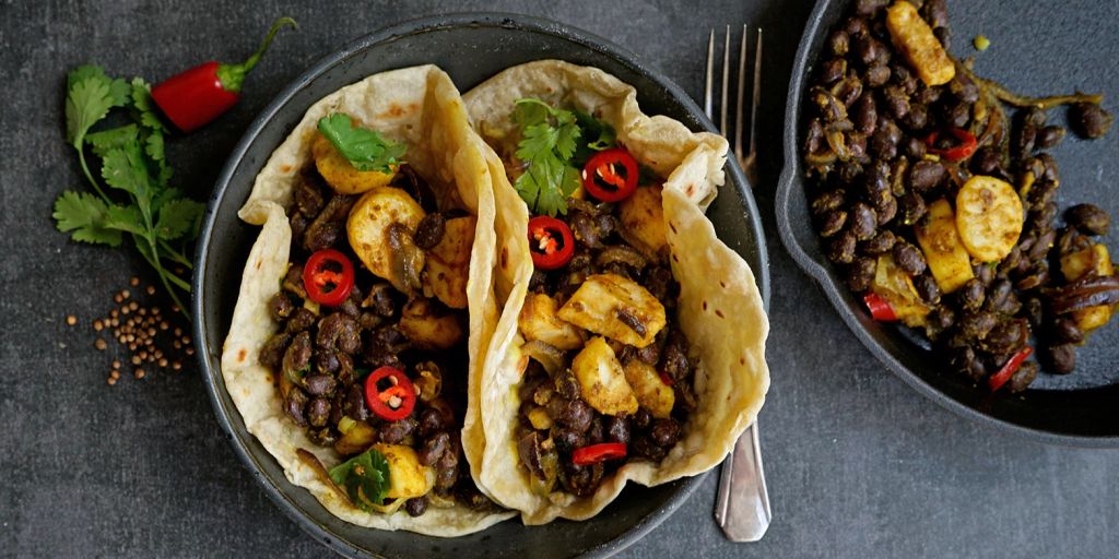 Tortillas mit schwarzen Bohnen und Currybananen