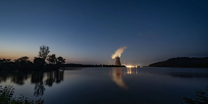 Wasserdampf steigt aus dem Kühltum vom Atomkraftwerk (AKW) Isar 2. Wasserdampf steigt aus dem Kühltum vom Atomkraftwerk (AKW) Isar 2.