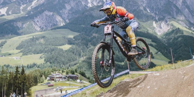 Valentina Höll gewinnt das Downhill-Rennen in Andorra. Mountainbike