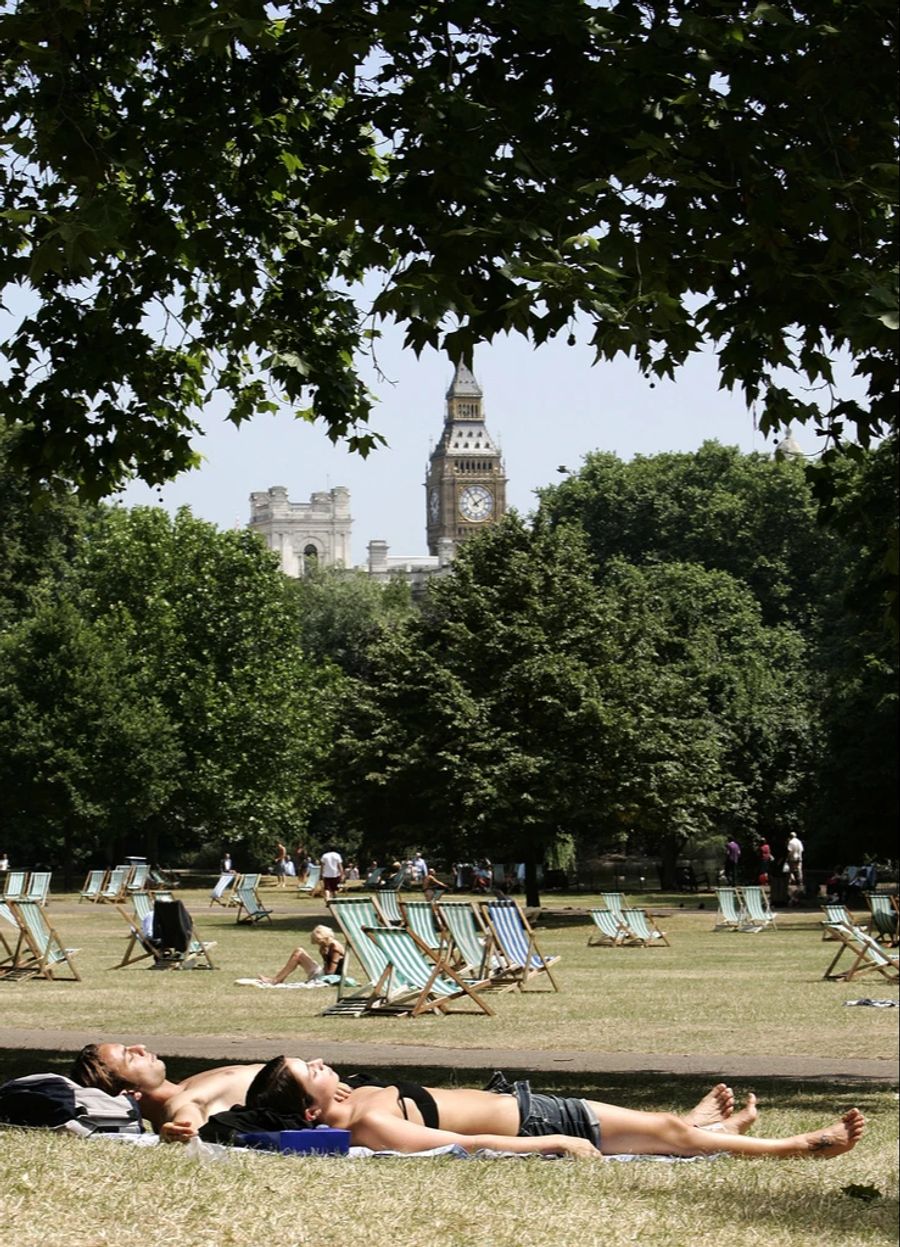 Menschen im Green Park in London: Diese Woche erwartet Grossbritannien eine Hitze-Welle.