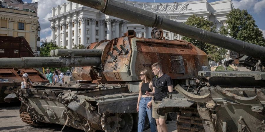 Panzer und Waffen wurden vom Schlachtfeld ins Zentrum von Kiew gebracht.