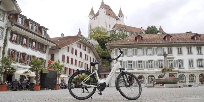 Neben zwei E-Mountainbikes stehen auch ein SUV-Bike und zwei alltagstaugliche Modelle wie das hier abgebildete Modell «Thun» im Angebot von e-FRAMER. Das Schloss Thun im Hintergrund macht kein Geheimnis daraus, woher die E-Bikes von e-FRAMER kommen. E-Bike Schweiz