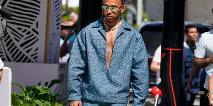 Lewis Hamilton ist genervt vom Schmuckverbot. formel 1 lewis hamilton