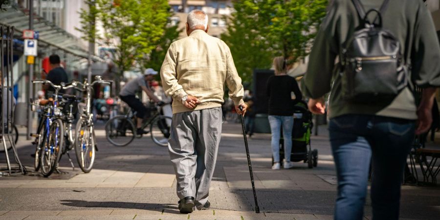 Arbeitszeiten im Ausland können für den späteren Rentenanspruch relevant sein - jedes Land zahlt dann die Leistung aus den dort zurückgelegten Zeiten.