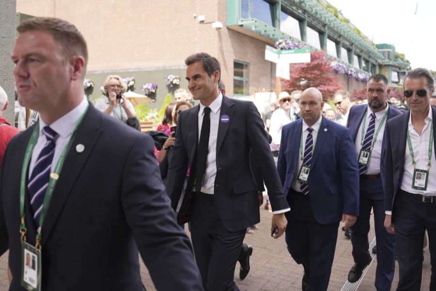 Roger Federer schlendert in Wimbledon über die Tennis-Anlage.