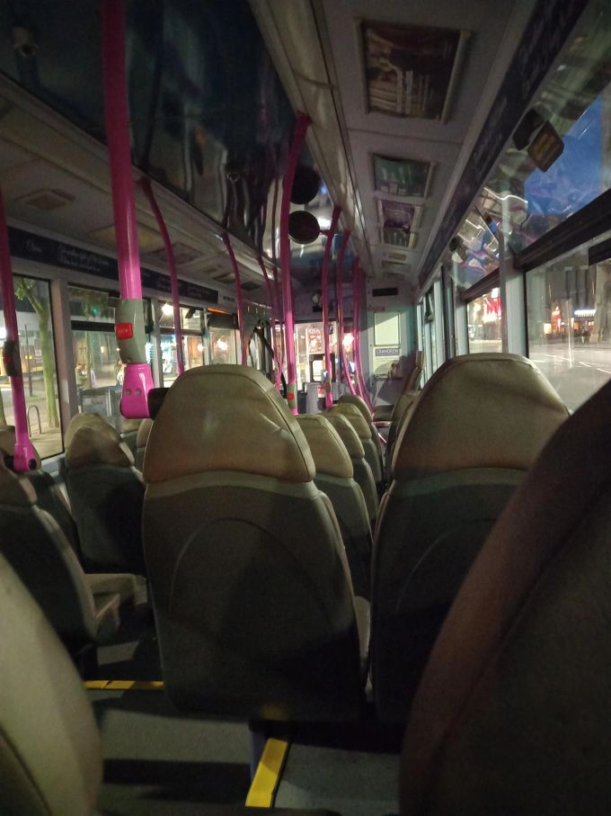 Der Buspassagier wacht alleine im dunklen Bus in Schottland auf. Selbst der Busfahrer ist bereits verschwunden. Bus
