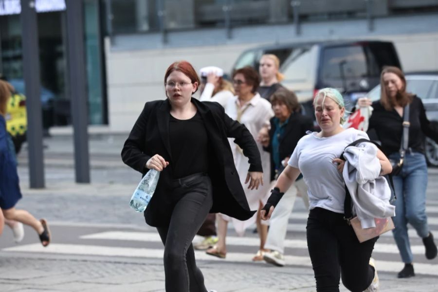 Menschen fliehen aus der Shopping-Mall in Kopenhagen.