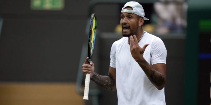 Nick Kyrgios hat sich mal wieder daneben benommen. Genau wie Gegner Stefanos Tsitsipas muss er nun eine Geldstrafe bezahlen. Nick Kyrgios
