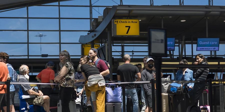 An den Flughäfen in den USA wie hier am New Yorker Flughafen John F. Kennedy International Airport müssen derzeit zahlreiche Flüge gestrichen werden. (Archivbild)