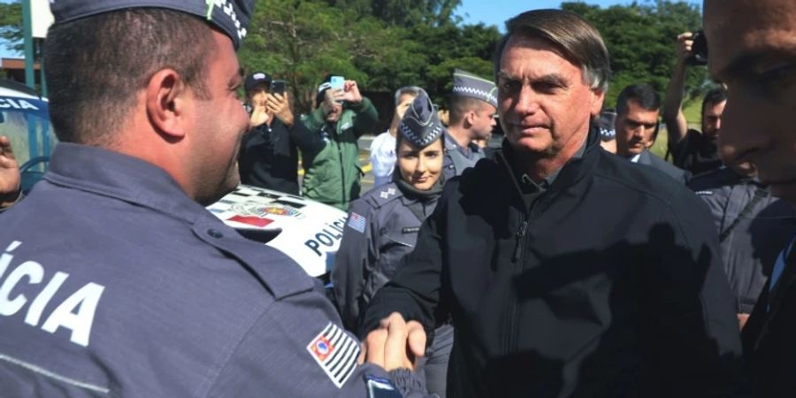 Jair Bolsonaro schüttelt Polizist die Hand