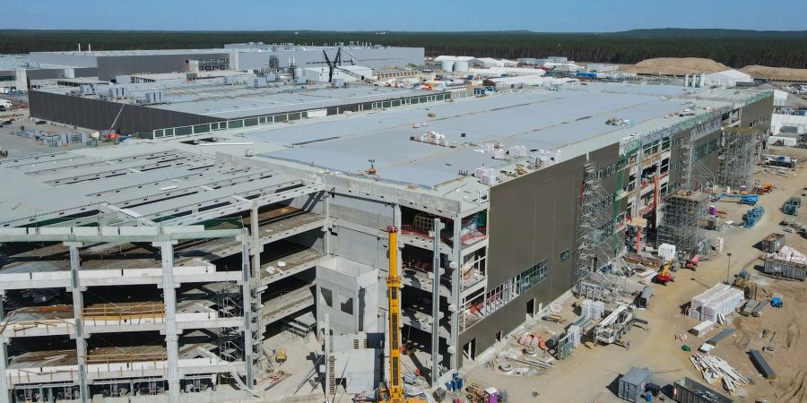 Der Rohbau der Batteriefabrik der Tesla Gigafactory Berlin Brandenburg. Deutschland ist als Standort für ausländische Konzerne attraktiv. Dennoch haben in Europa andere weiter die Nase vorn.