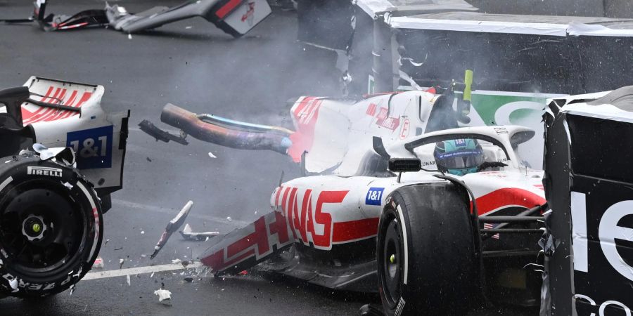 Der deutsche Pilot Mick Schumacher crasht in die Leitplanken, so dass sein Haas-Rennwagen bei dem heftigen Einschlag in zwei Teile gerissen wird.