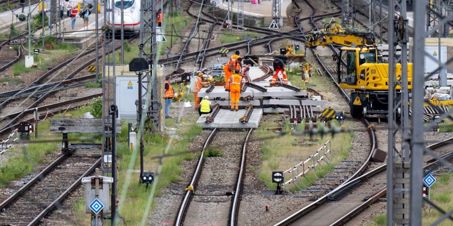 Bahnchef Richard Lutz hat eine «Generalsanierung» des Schienennetzes angekündigt. Fahrgäste müssen sich in den nächsten Jahren auf viele Umleitungen und Zugausfälle einstellen.