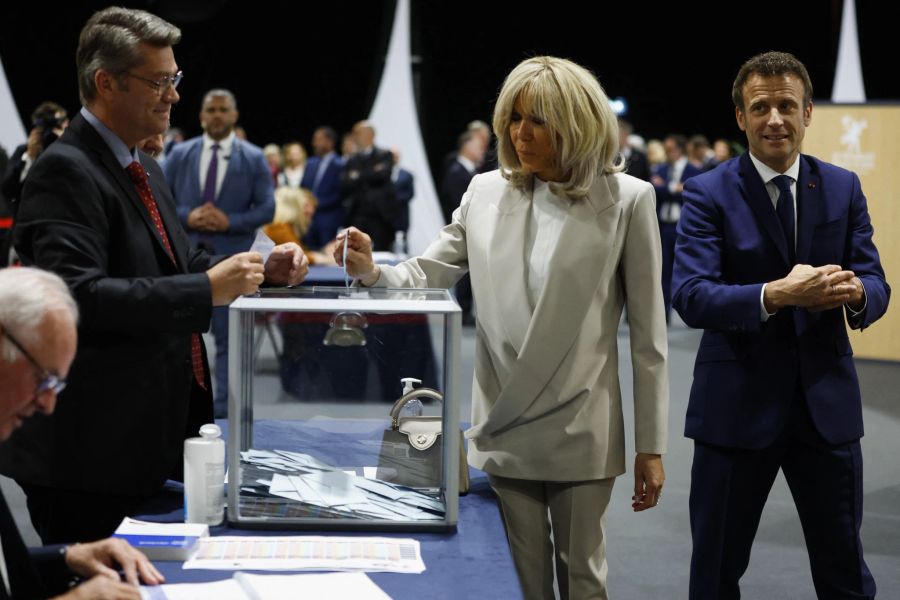 Brigitte Macron im eleganten beigen Hosenanzug.