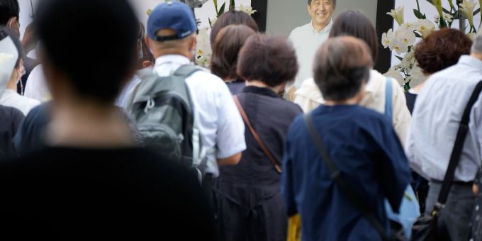 Menschen in Tokio stehen Schlange, um vor seiner Beerdigung Blumen für den ehemaligen Premierminister Shinzo Abe im Zojoji-Tempel abzulegen und zu beten. Menschen in Tokio stehen Schlange, um vor seiner Beerdigung Blumen für den ehemaligen Premierminister Shinzo Abe im Zojoji-Tempel abzulegen und zu beten.