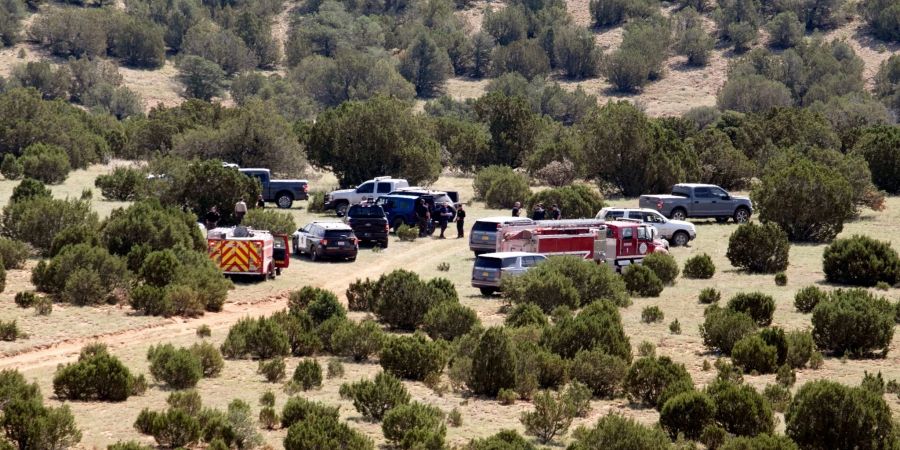 Ermittler und Ersthelfer versammeln sich an der Absturzstelle eines Hubschraubers in der Nähe von Las Vegas, New Mexico.