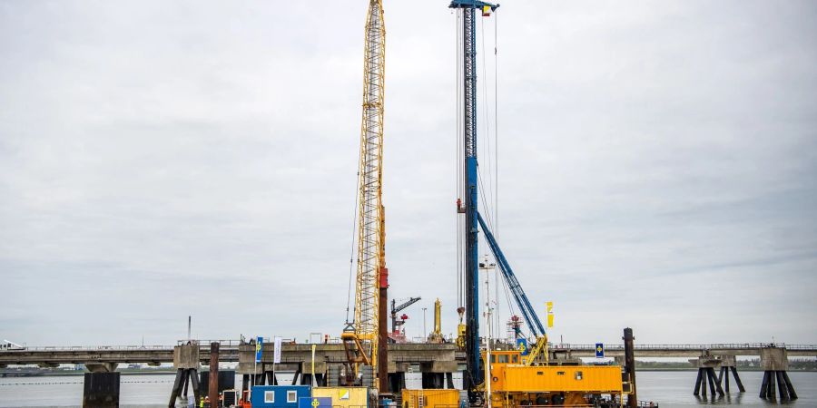 Am zukünftigen Anleger für das FSRUs (floating Storage and Regasification Units) für den Flüssiggasimport für Deutschland findet der erste Rammschlag statt.