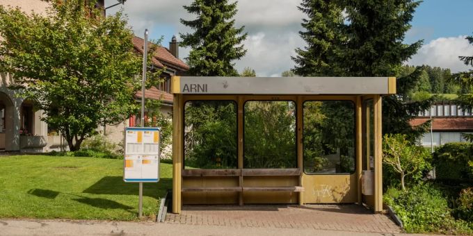 Die Bushaltestelle Arni Dorf an der Zürcherstrasse. - Arni (AG) Die Bushaltestelle Arni Dorf an der Zürcherstrasse. - Arni (AG)