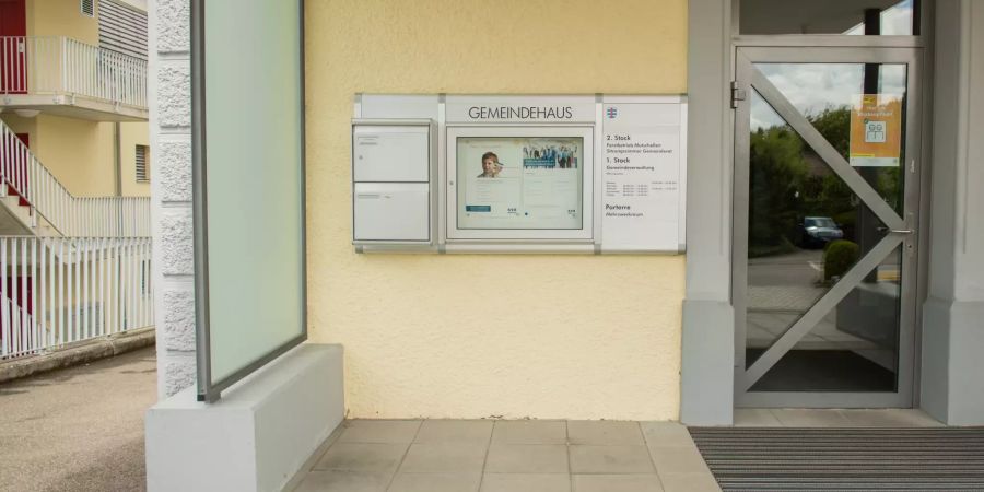 Gemeindehaus Eingang in Unterlunkhofen im Kanton Aargau.