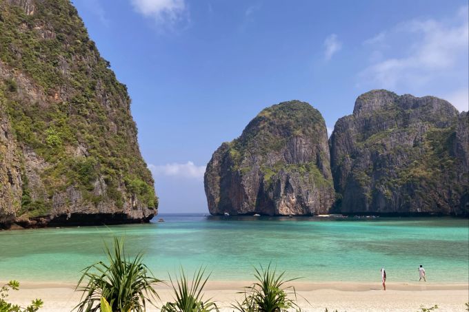 Der Hollywood-Film «The Beach» machte die Maya Bay auf Ko Phi Phi weltbekannt. Strand Meer Felsen Thailand Ko Phi Phi