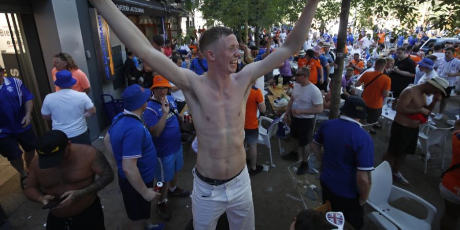 Sie haben es geschafft: Rangers-Fans feiern schon vor dem Europa-League-Final in Sevilla.