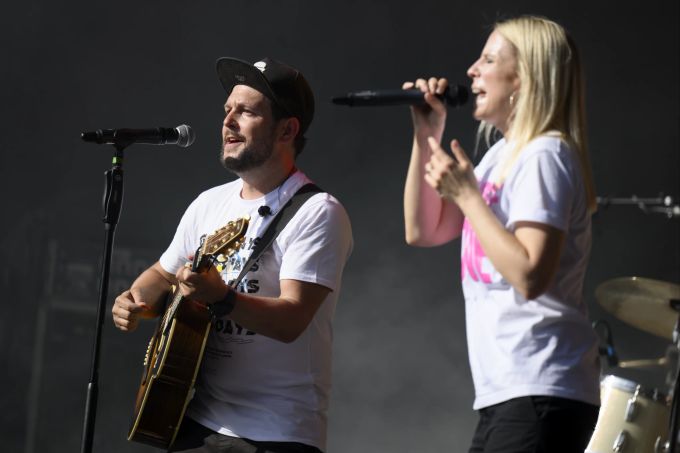 Christian Häni und Anja Häni von der Band Halunke, singen auf dem Bundesplatz, während des Berner Stadtfests 2022. Christian Häni