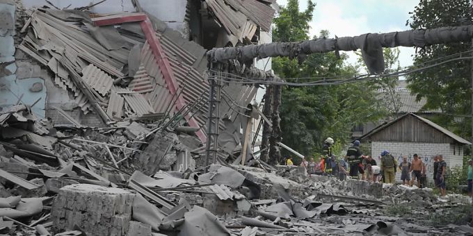 Rettungskräfte und Anwohner holen nach einem russischen Luftangriff eine Leiche aus den Trümmern eines Gebäudes. Foto: Efrem Lukatsky/AP/dpa Rettungskräfte und Anwohner holen nach einem russischen Luftangriff eine Leiche aus den Trümmern eines Gebäudes. Foto: Efrem Lukatsky/AP/dpa