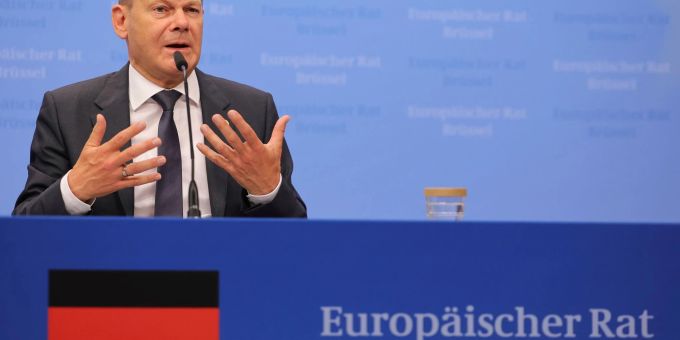 Bundeskanzler Olaf Scholz (SPD) gestikuliert während einer Pressekonferenz am zweiten Tag des EU-Gipfels. Bundeskanzler Olaf Scholz (SPD) gestikuliert während einer Pressekonferenz am zweiten Tag des EU-Gipfels.